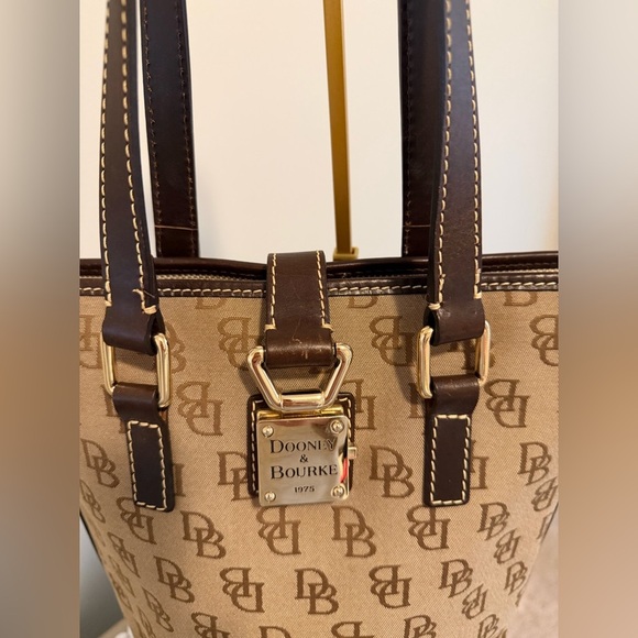 Dooney & Bourke Monogram Bucket Shoulder Bag 9x10 EUC - Picture 3 of 12